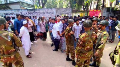 পরিস্থিতি নিয়ন্ত্রণে ছুটে আসেন সেনাবাহিনীর সদস্যরাও (ছবি: বাংলা ট্রিবিউন)