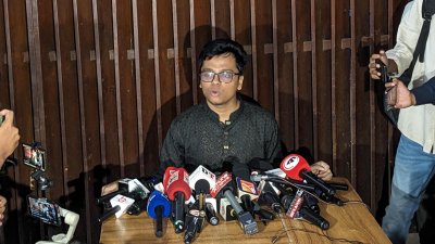 সাংবাদিকদের সঙ্গে এস এম ফরহাদ