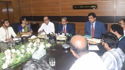 সংবাদ সম্মেলনে স্বাস্থ্য মন্ত্রণালয়ের কর্মকর্তারা