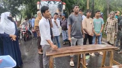 শ্রেণিকক্ষের বেঞ্চ রেখে মহাসড়ক অবরোধ (ছবি: সংগৃহীত)
