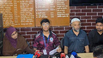 সংবাদ সম্মেলনে শিক্ষার্থী শাহরিয়ার হোসেন সাকিন