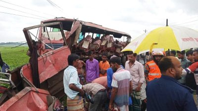 দুর্ঘটনায় দুমড়েমুচড়ে যাওয়া বাস