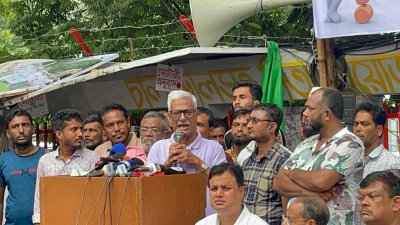 প্রতিবাদ সভায় বক্তব্য রাখছেন জয়নুল আবেদিন ফারুক