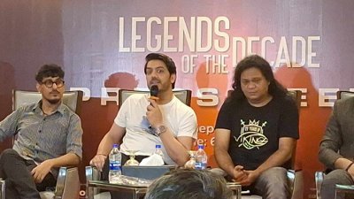 কথা বলছেন গওহর মুমতাজ (মাঝে), পাশে ভাইকিংস-এর তন্ময় তানসেন (ডানে)