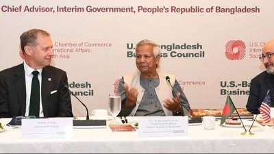 স্থানীয় ব্যবসায়ীদের সঙ্গে বৈঠকে অন্তর্বর্তী সরকারের প্রধান উপদেষ্টা ড. মুহাম্মদ ইউনূস (ছবি: ইউএনবি)