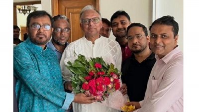 মাহমুদুর রহমানকে ফুল দিয়ে শুভেচ্ছা জানাচ্ছেন এবি পার্টির সদস্য সচিব মজিবুর রহমান মঞ্জু