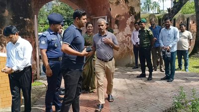 মুন্সীগঞ্জে প্রত্নতাত্ত্বিক নিদর্শন পরিদর্শনে সংস্কৃতি বিষয়ক মন্ত্রণালয়ের উপদেষ্টা ড. আসিফ নজরুল (ছবি: বাংলা ট্রিবিউন)
