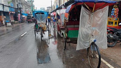 বৃষ্টিস্নাত নীলফামারী শহরের রাস্তা (ছবি: বাংলা ট্রিবিউন)