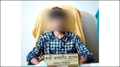 প্রধান শিক্ষকের চেয়ারে বসে পড়া ছাত্র
