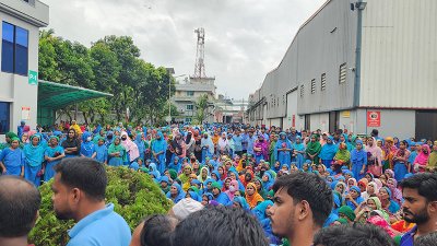 নাটোরে প্রাণ অ্যাগ্রো কোম্পানির কারখানার শ্রমিকদের বিক্ষোভ