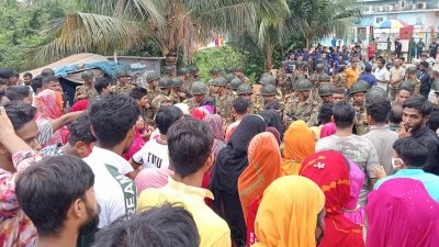 আশুলিয়ায় কারখানার সামনে শ্রমিক বিক্ষোভ (ছবি: বাংলা ট্রিবিউন)