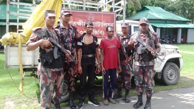 আটক দুই ভারতীয় নাগরিক