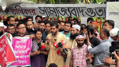 শিক্ষকদের অবস্থান কর্মসূচিতে বক্তব্য রাখেন গণঅধিকার পরিষদের সভাপতি নুরুল হক নুর