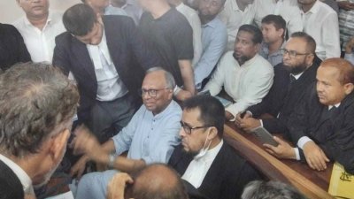 আদালত চত্বরে মাহমুদুর রহমান
