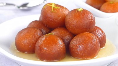 গুঁড়া দুধের গোলাপজাম মিষ্টি। ছবি- আয়শা সিদ্দিকা