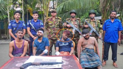 আটক ৪ জনকে নোয়াখালী জেনারেল হাসপাতালে ভর্তি করা হলে চিকিৎসাধীন অবস্থায় সহিদের (গোলচিহ্নিত) মৃত্যু হয়