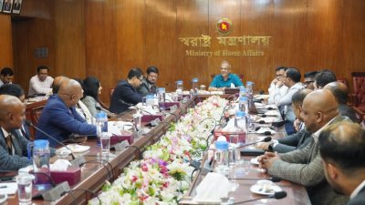 ইউরোপ বাংলাদেশ ফেডারেশন অব কমার্স অ্যান্ড ইন্ড্রাস্ট্রিজের প্রতিনিধিদের সঙ্গে বৈঠক করেন স্বরাষ্ট্র উপদেষ্টা লেফটেন্যান্ট জেনারেল (অব.) মো. জাহাঙ্গীর আলম চৌধুরী