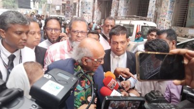 আদালত চত্বরে শফিক রেহমান