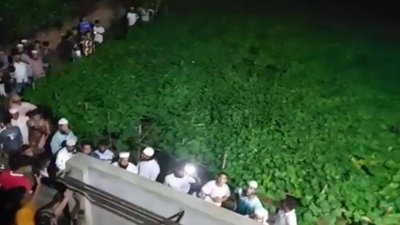একদল লোক রাতে বাড়িটিতে হামলা চালায়