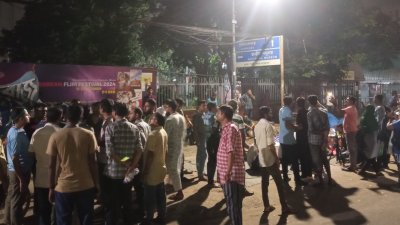প্রধান উপদেষ্টা অধ্যাপক ড. মুহাম্মদ ইউনূসের বাসভবন যমুনার সামনে অবস্থান করছিলেন চাকরির বয়স ৩৫ এর দাবিতে আন্দোলনকারীরা