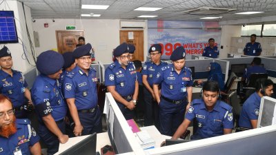 জাতীয় জরুরি সেবা ৯৯৯ কার্যালয় পরিদর্শন করেন আইজিপি মো. ময়নুল ইসলাম