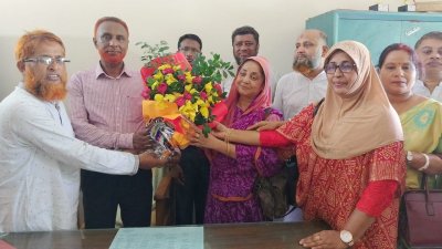 কলেজে স্বপদে ফিরলে তাকে ফুলেল শুভেচ্ছা জানান