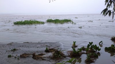নামছে বন্যার পানি