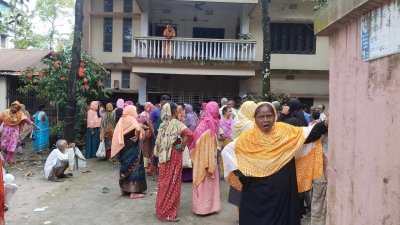 আওয়ামী লীগ নেতার বাসা থেকে টিসিবির পণ্য নিতে এসেছে মানুষ