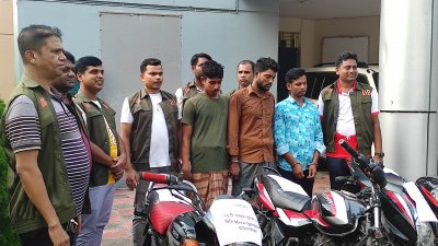 সাতক্ষীরা জেলা গোয়েন্দা (ডিবি) পুলিশের অভিযানে আন্তজেলা ডাকাত দলের সরদারসহ তিন জন গ্রেফতার হয়েছে