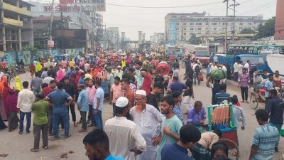 বকেয়া বেতনের দাবিতে সকাল থেকে মহাসড়কে অবস্থান নিয়ে অবরোধ করেন শ্রমিকরা