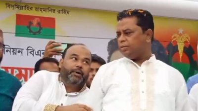 বাঁয়ে কাঁঠালবাড়ী ইউপি চেয়ারম্যান ও আওয়ামী লীগ নেতা মোহসেন উদ্দিন সোহেল ব্যাপারী, ডানে  বিএনপি নেতা কামাল জামান নুরুদ্দীন মোল্লা