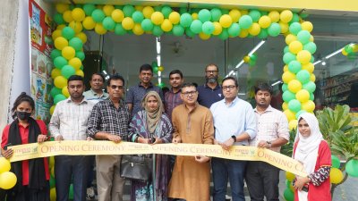 নতুন আউটলেটটি উদ্বোধন করেন মীনাবাজারের সিওও শামীম আহমেদ জায়গীরদার এবং আউটলেটটির ইনভেস্টর ও বিশিষ্ট ব্যবসায়ী এস এম রেজাউল আলম