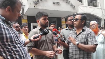 সাংবাদিকদের সঙ্গে কথা বলছেন নওশের রোমান