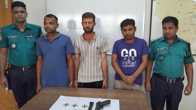 পুলিশের হেফাজতে গ্রেফতার ব্যক্তিরা