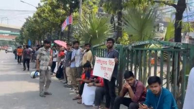 সড়কের এক পাশে অবস্থান নিয়েছেন শিক্ষার্থীরা