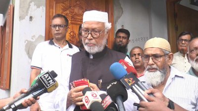 সাংবাদিকদের সঙ্গে আলাপকালে  বঙ্গবীর কাদের সিদ্দিকী (ছবি: বাংলা ট্রিবিউন)