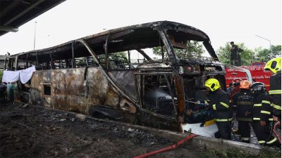 থাইল্যান্ডে সড়ক দুঘূটনার পর পুড়ে যাওয়া স্কুল বাস। ছবি: রয়টার্স।