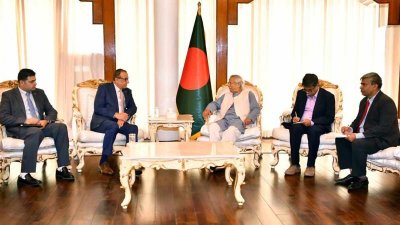 ইউনূসের সঙ্গে সৌজন্য সাক্ষাৎ করেছেন ঢাকায় নিযুক্ত ফিলিস্তিনের রাষ্ট্রদূত ইউসুফ এসওয়াই রমজান