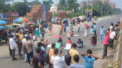 শিক্ষার্থীদের ঢাকা-আরিচা মহাসড়ক অবরোধ (ছবি: বাংলা ট্রিবিউন)