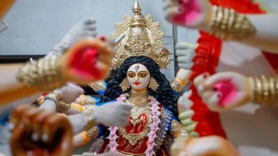 প্রতিমায় শিল্পী তুলির শেষ আঁচড়