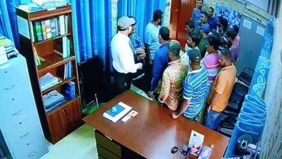 মাউশি রাজশাহী অঞ্চলের পরিচালক অধ্যাপক বিশ্বজিৎ ব্যানার্জীকে জোর করে তার কার্যালয় থেকে বের করে দেওয়া হয়