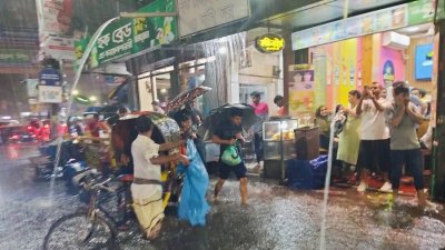 বৃষ্টিতে বহু এলাকার ফুটপাতও পানিতে ডুবে হয়ে গেছে। ছবি: সঞ্চিতা সীতু