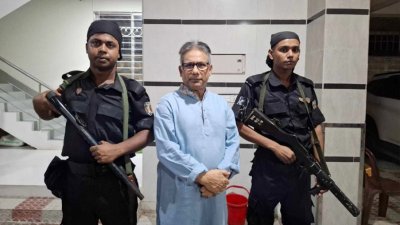 মঙ্গলবার রাতে র‌্যাব সদস্যরা মুর্শেদীকে গ্রেফতার করেন (ফাইল ছবি)