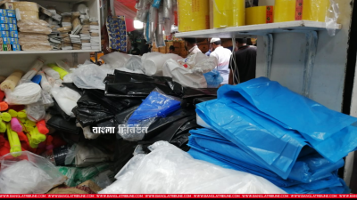 দেদার বিক্রি হচ্ছে পলিথিন ব্যাগ