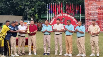 পুরস্কার বিতরণ অনুষ্ঠানে জেনারেল ওয়াকার-উজ-জামান