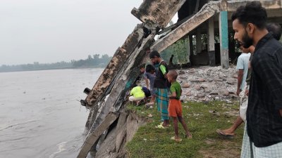 ধরলার বিধ্বংসী রূপে বসতভিটা ও ভবন নদীগর্ভে বিলীন (ছবি: বাংলা ট্রিবিউন)