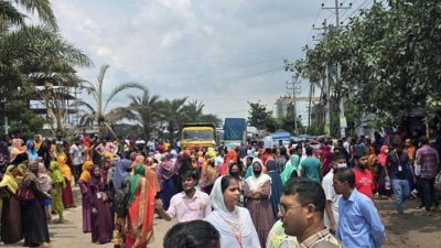 আন্দোলনের অংশ হিসেবে বারবার আশুলিয়ায় মহাসড়ক অবরোধ করছেন পোশাককর্মীরা (ফাইল ছবি)