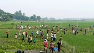 সরাইলে কাঁচা সড়ক মেরামতের জন্য ১০ টাকা চাওয়াকে কেন্দ্র করে এক গ্রামের দুই পক্ষের মধ্যে সংঘর্ষে অন্তত অর্ধশতাধিক লোকজন আহত