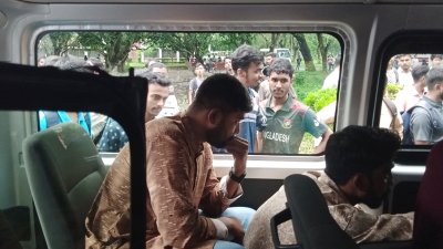 পরে তাদের পুলিশে দেওয়া হয় (ছবি: বাংলা ট্রিবিউন)