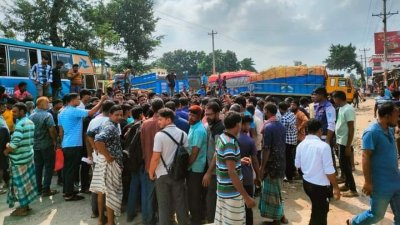সড়ক অবরোধ করে শ্রমিকদের আন্দোলন
